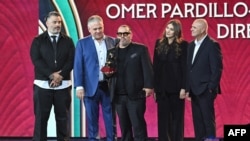 El productor estadounidense Nelson Albareda observa mientras el productor Omer Pardillo Cid (centro) habla al aceptar el premio al Mejor Paquete de Grabación por "En Vivo - 100 Años de Azúcar" (de Celia Cruz) durante la ceremonia