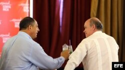 El presidente de Costa Rica, Luis Guillermo Solís (i), brinda con el ministro cubano de Comercio Exterior, Rodrigo Malmierca (d) hoy, lunes 14 de diciembre, durante la inauguración de un foro empresarial en La Habana (Cuba).