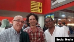 "No fue posible viajar. El castrismo bloquea nuestra salida, como por seis décadas ha bloqueado nuestra libertad", denunció en Facebook Boris González Arenas.