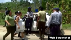 La policía política detiene a las Damas de Blanco cuando salen a manifestarse pacíficamente a las calles.