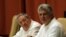 Raúl Castro (i), y el primer vicepresidente cubano, Miguel Díaz-Canel (d),
