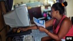 Una mujer intenta conectarse a internet en su casa, en La Habana Vieja, Cuba.