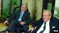 ARCHIVO. Ricardo Alarcón de Quesada (d) y su jefe de despacho Miguel Alvarez, acusado de cometer "delitos contra el Estado" y desde 2012 purga 25 años de cárcel.