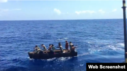 Balseros fotografiados desde un bote en alta mar