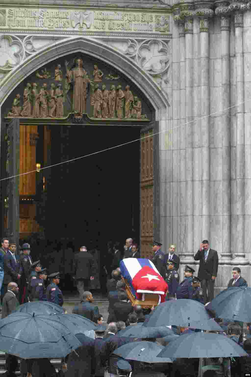 El féretro con los restos de la artista cubana Celia Cruz a su llegada a la catedral de St. Patrick, en Nueva York, para darle un último adios, el 22 de julio de 2003.