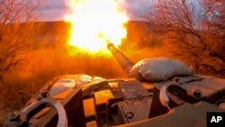 Un tanque ruso dispara contra tropas ucranianas desde una posición cercana a la frontera con Ucrania en la región rusa de Belgorod el 19 de marzo de 2024. (Servicio de prensa del Ministerio ruso de Defensa via AP, Archivo),