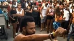 Vecinos de San Isidro impiden el arresto del rapero Maykel Osorbo Vecinos de San Isidro impiden el arresto del rapero Maykel Osorbo