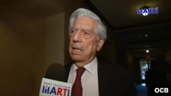 El Nobel de Literatura Vargas Llosa durante una entrevista con Radio Televisión Martí, en 2019.