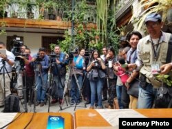 Varios medios de prensa cubrieron la conferencia de Valladares y Feraud en Quito este martes.