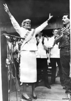 Presidenta de Nicaragua Violeta Chamorro saluda a su pueblo con su banda presidencial acompañada de Daniel Ortega 26 de abril 1990. Cortesía La Prensa.