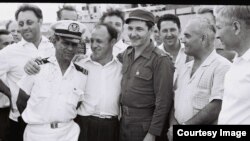 Raúl Castro con los marinos del buque soviético Lgove