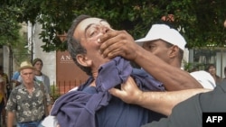 El periodista independiente Lázaro Yuri Valle fue sometido por las autoridades en plena vía pública.