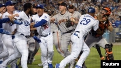 La pelea entre Los Dodgers y los Gigantes de San Francisco.