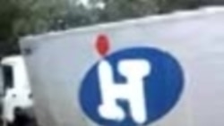 Un carro cae en un hueco por que el gobierno no arregla las calles Un carro cae en un hueco por que el gobierno no arregla las calles