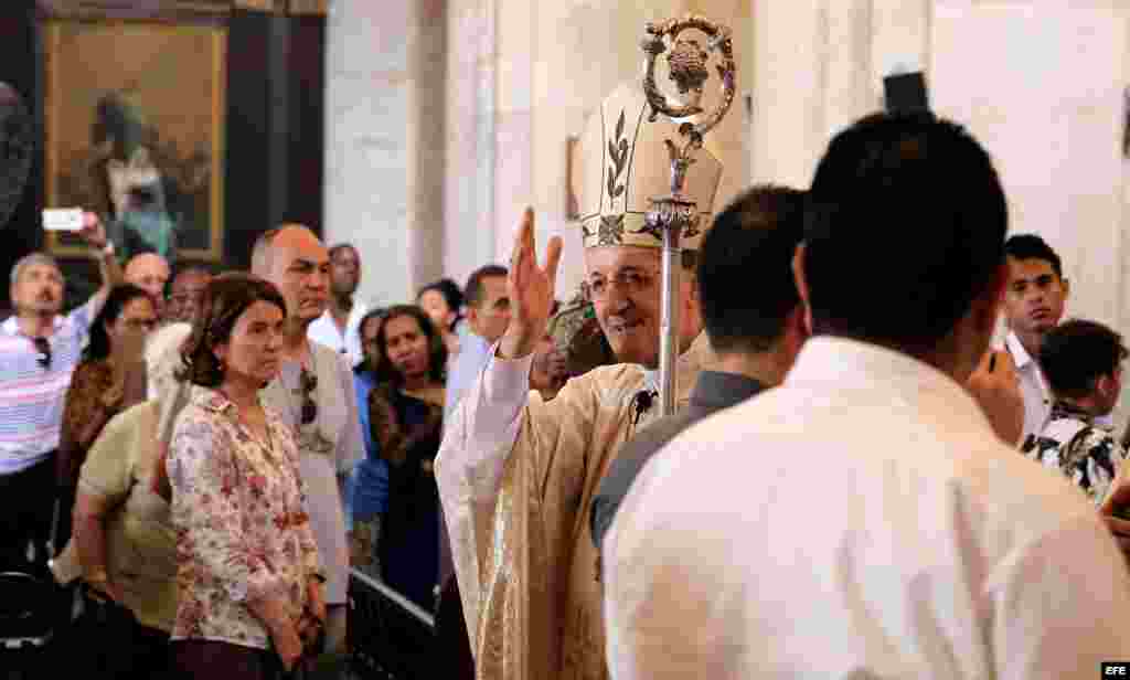 El cardenal italiano Beniamino Stella saluda a los asistentes en la misa oficiada en la Catedral de La Habana.