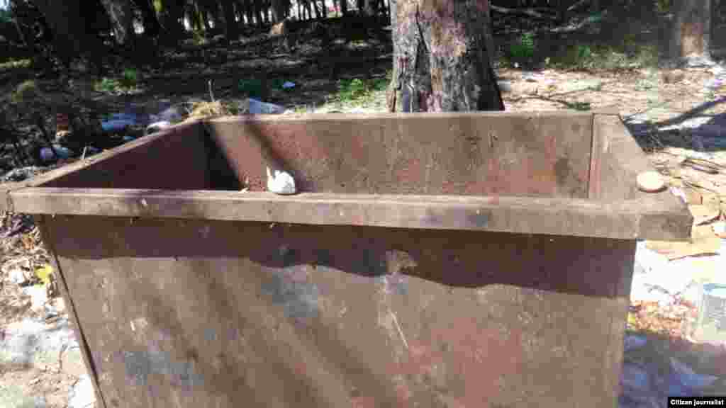 El Círculo Infantil Pequeños Fundadores, está ubicado en la Avenida Primera entre Quinta y Cuarta, Reparto Chivás, en el municipio Guanabacoa La Habana y algunos padres han decidido trasladar de ahí a sus hijos hacia otro Círculo Infantil, por las condiciones ambientales.