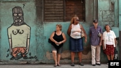 Ciudadanos hacen fila frente a una panadería este sábado, 16 de julio de 2016.