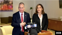 Los congresistas cubanoamericanos María Elvira Salazar y Mario Díaz-Balart en el aeropuerto internacional de Miami, el 19 de abril de 2021.