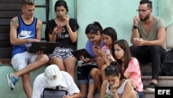 Foto del 4 de febrero de2016, de un grupo de jóvenes que se conectan a internet en una zona WiFi, en La Habana (Cuba).