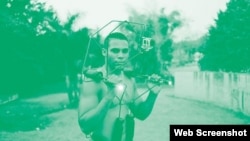 En la foto se muestra la armazón que funcionó como sistema de estabilización de la cámara.