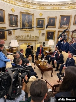 Trump y Zelenskyy responden preguntas a la prensa antes de las conversaciones sobre Ucrania en la Casa Blanca, el 18 de agosto de 2025.