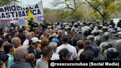 Una manifestación de la oposición en Caracas, Venezuela, es reprimida por la policía. (X/@rosacucunubaa)