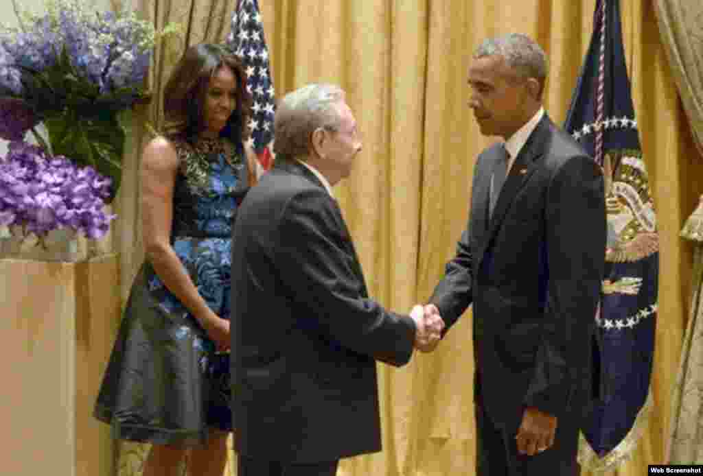 Raúl Castro saluda a Barack Obama y la primera dama, Michelle Obama, durante la cena que el presidente de Estados Unidos ofreció a los jefes de Estado y de Gobierno reunidos en la ONU, en septiembre de 2015.