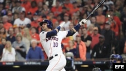 Yuli Gurriel de los Astros conecta jonrón ante los Dodgers.