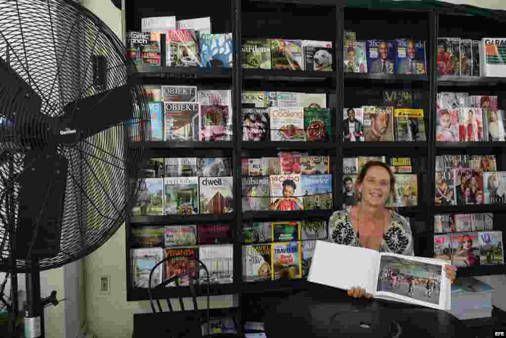 La fotógrafa estadounidense Tria Griovan posa con su libro "The Cuba Archive".