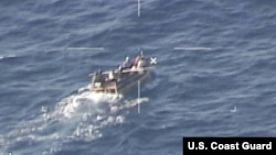 9 cubanos rescatados en una embarcación que estaba a punto de hundirse