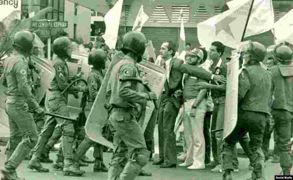 Ricardo Arias en una manifestación en Panamá protegiendo a manifestantes