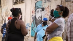 La poblacion sigue expuesta al contagio en las colas La poblacion sigue expuesta al contagio en las colas