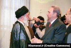 El ayatolá Ali Jamenei y Fidel Castro, en Teherán, el 9 de mayo de 2001.