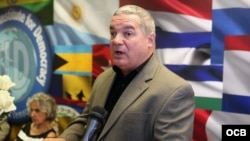 Luis de la Paz, presidente del PEN Club de Escritores Cubanos en el Exilio, en un acto de recordación y condena en memoria de los periodistas asesinados en nuestra región. (Foto Archivo/Roberto Koltun)