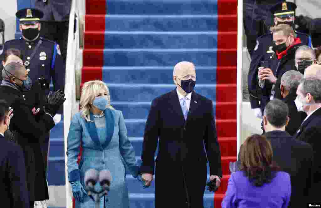 El presidente electo Joe Biden, acompañado de su esposa Jill Biden, llega para la toma de posesión como el 46 ° presidente de los Estados Unidos. REUTERS / Jim Bourg