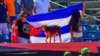 Seguidores del equipo Leñadores de Las Tunas sostienen la bandera cubana durante un partido de la Serie del Caribe 2019. AFP/ Luis ACOSTA
