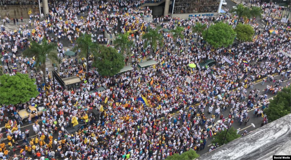 Así se encuentra la Av. Fco de Miranda a la altura de Parque Cristal. Foto del Twitter de Gaby Arellano @gabyarellanoVE