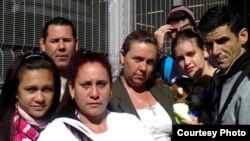 Kirenia Díaz con otros cubanos en la frontera de México y EEUU.