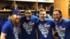 Yasiel Puig (2do izq) con Justin Turner (izq) y otros compañeros de los Dodgers, en una publicidad para la venta de camisetas "Caballo Loco", cuya recaudación irá a su fundación infantil.