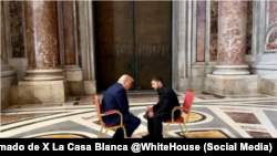 El presidente Trump se reunió en privado con el presidente ucraniano, Volodymyr Zelenskyy, en la Basílica de San Pedro del Vaticano.