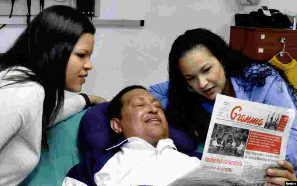 Una de las últimas fotos de Chávez, leyendo el periódico junto a sus hijas Rosa Virgina y María Gabriella el pasado 15 de febrero.