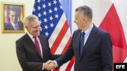 El ministro de Defensa polaco, Tomasz Siemoniak (d), da la bienvenida al secretario de la Armada de EE.UU., Ray Mabus, antes de la reunión que celebraron para abordar la colaboración militar y los ejercicios navales conjuntos, en Varsovia (Polonia), hoy,