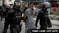 La policía antidisturbios recorre las calles luego de una manifestación contra el gobierno de Miguel Díaz-Canel en el municipio de Arroyo Naranjo, La Habana el 12 de julio de 2021.