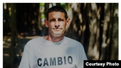 Blanco, Berta Soler Fernández muestra la placa que indica la dirección en Miami, con la calle que lleva el nombre de "Damas de Blanco".