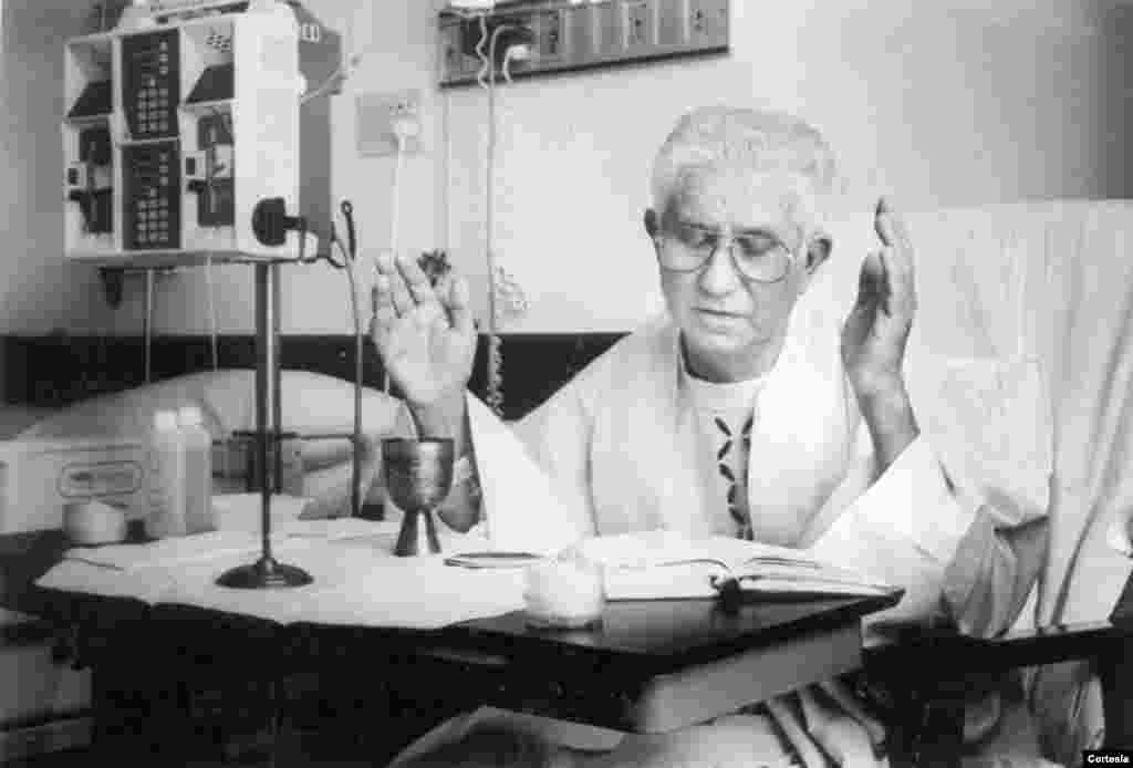 Obispo Agustín Román celebra misa en su cama en el Hospital Mercy tras su primera cirugía a corazón abierto.