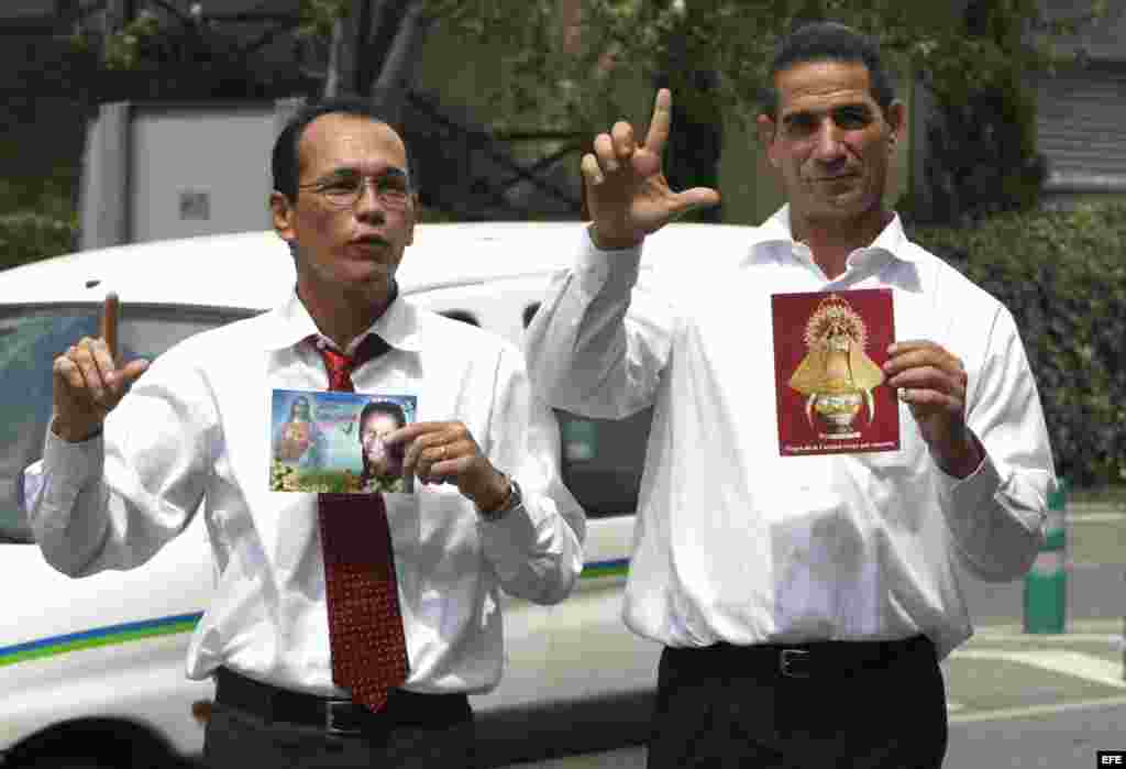 Los presos políticos del grupo de los 75 Juan Carlos Herrera Acosta (i) y Fabio Prieto Llorente, en el aeropuerto de Madrid-Barajas, a su llegada a España en agosto de 2010