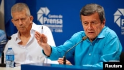 Pablo Beltrán (derecha) y Aureliano Carbonell durant euna rueda de prensa en La Habana en agosto de 2018.