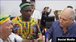 Entrega de la mpaka, símbolo de la "Fiesta del Fuego" al ministro de Cultura, Alpidio Alonso, para que la haga llegar a Díaz Canel.