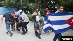 El arresto del periodista independiente Yuri Valle el 10 de diciembre de 2015, cuando cubría una manifestación por el Día Internacional de los Derechos Humanos. REUTERS/Alexandre Meneghini