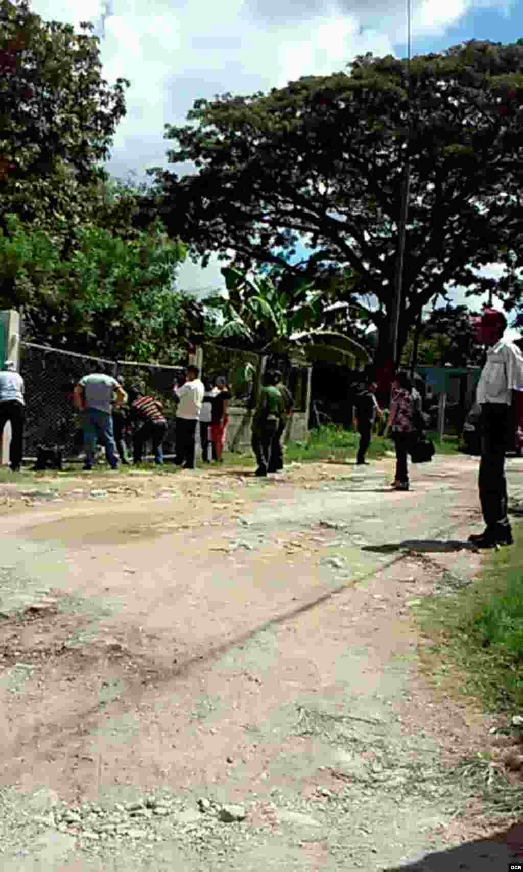 Agentes de la PNR y Seguridad del Estado rompiendo la reja de la entrada.